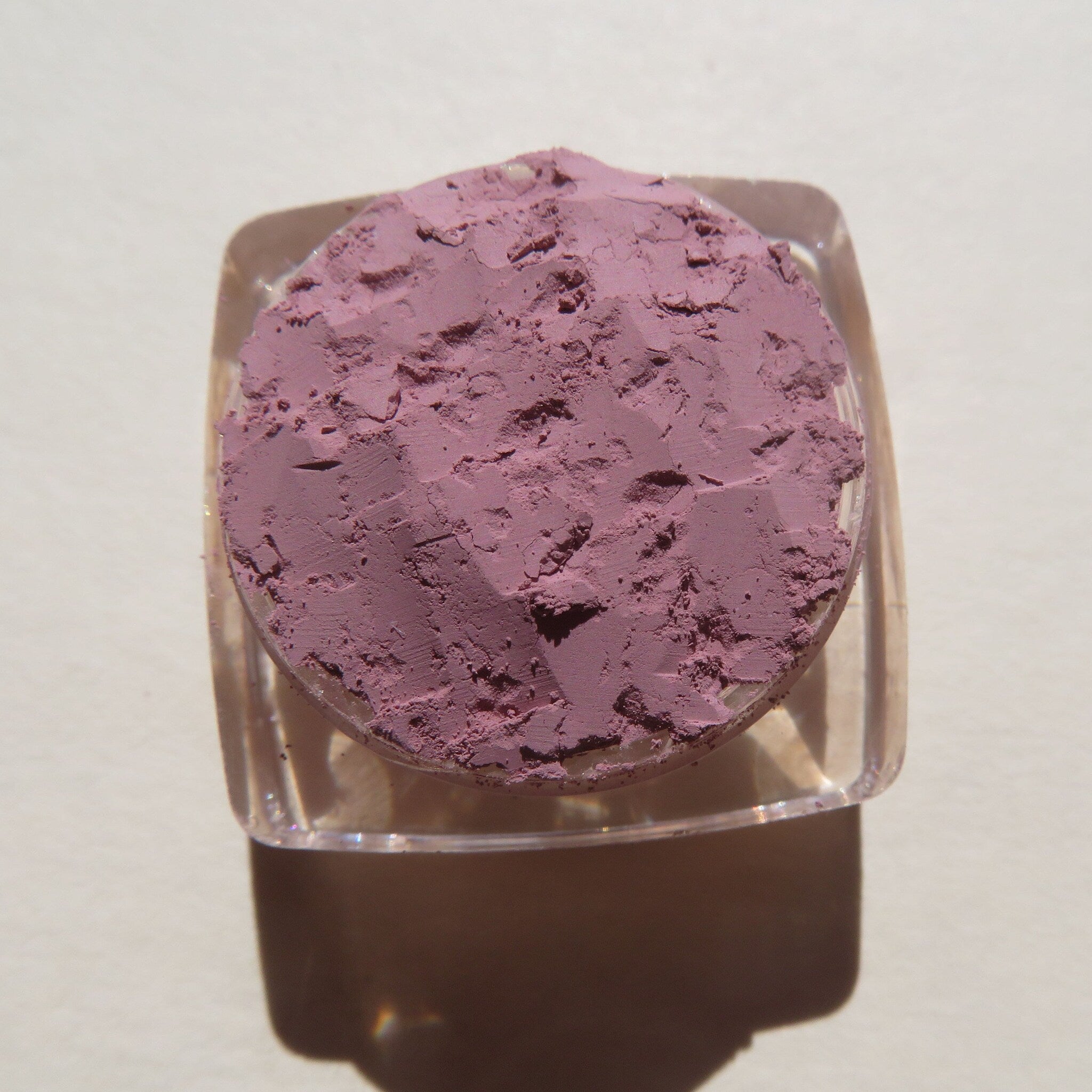 Close-up of matte light purple loose mineral eye shadow pigment in Persian Lily shade, cruelty-free and vegan.