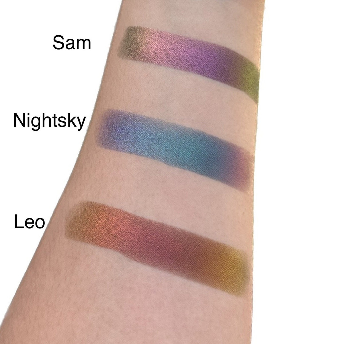 Duo chrome eye shadow palette with two iridescent shades in a sleek black compact case