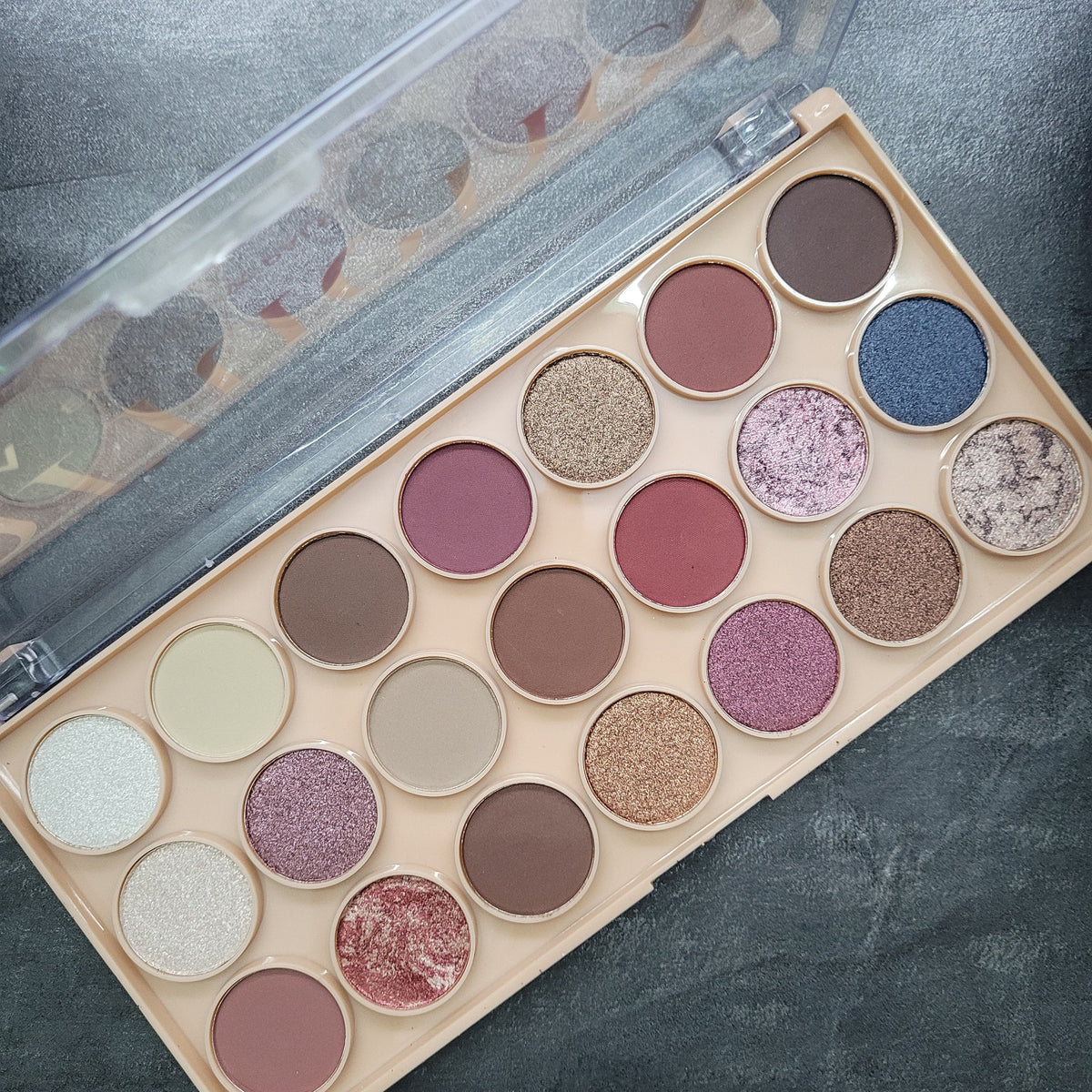 Main product view of DDonna Influence 21-Color Eyeshadow Palette
