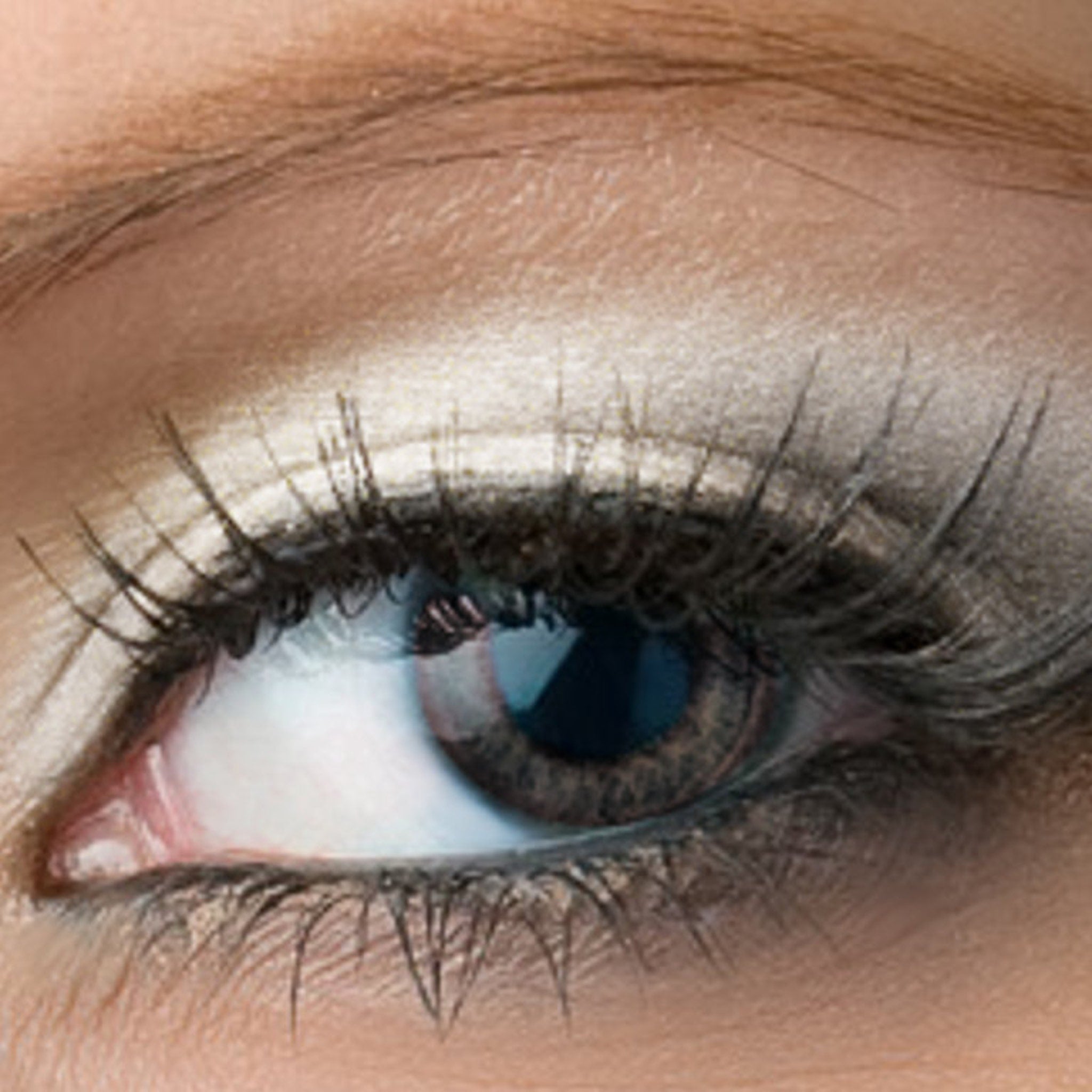Side view of shimmery white mineral eyeshadow sample in compact, showcasing reflective pearlescent finish