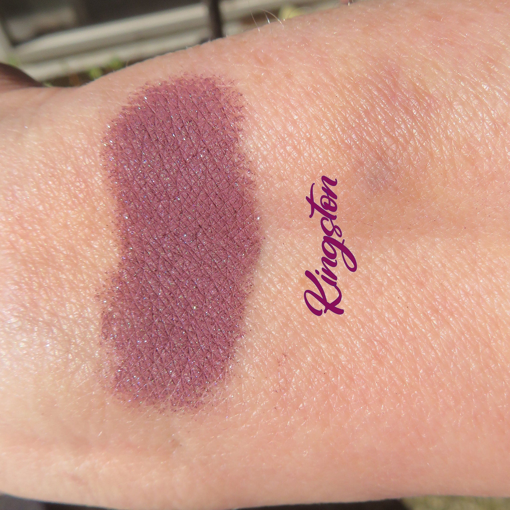 Dark purple shimmer loose mineral eyeshadow with vegan formula, cruelty-free and eco-friendly packaging