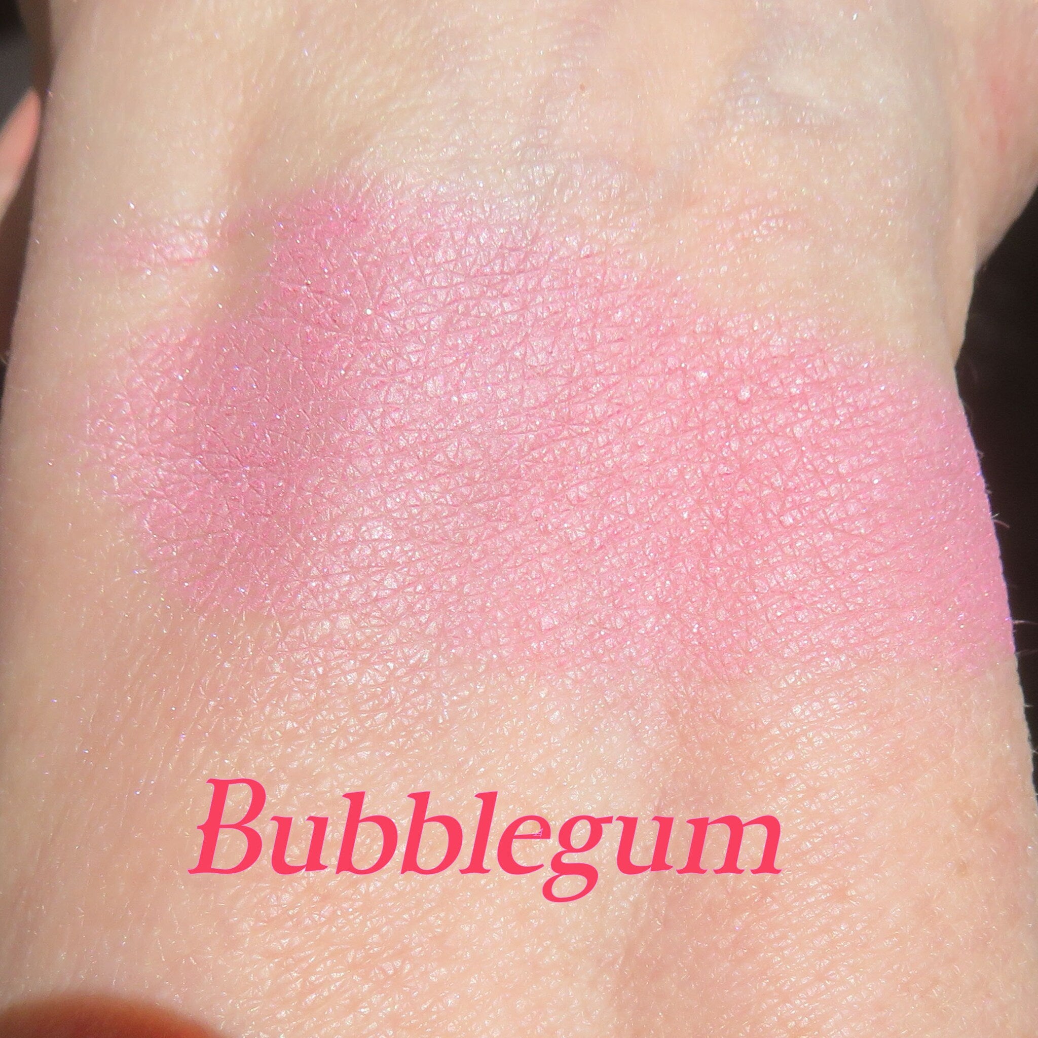 Soft sheer pink loose mineral eyeshadow in bubblegum shade with vegan formula, doubles as blush