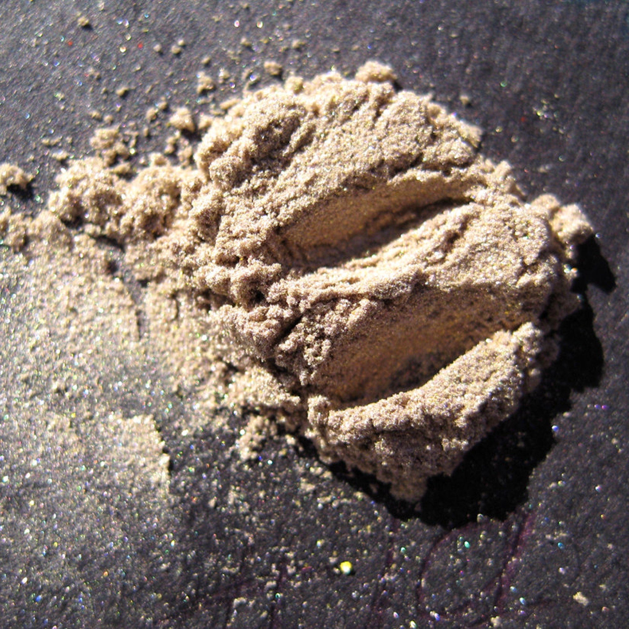 Loose mineral eyeshadow in sheer tan with taupe beige base and gold-green pearl shimmer, vegan silk finish
